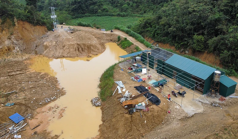 Công ty trách nhiệm hữu hạn Quang Thắng Tuyên Quang xây dựng nhà ở và lán trại khi chưa được giao đất, cho thuê đất.