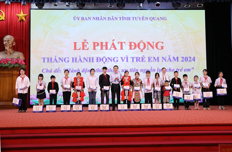 Lãnh đạo tỉnh Tuyên Quang và lãnh đạo Cục Trẻ em, Bộ Lao động-Thương binh và Xã hội trao học bổng cho các em học sinh.