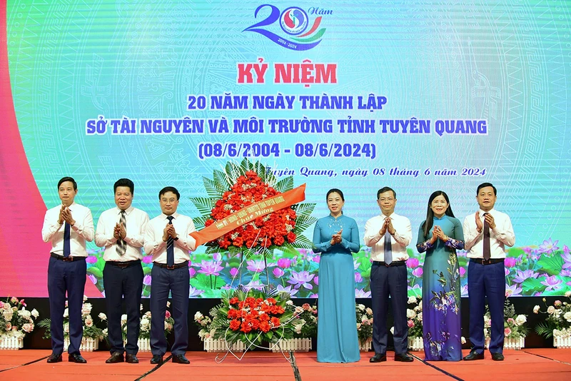 Các đồng chí lãnh đạo tỉnh Tuyên Quang tặng hoa chúc mừng lãnh đạo Sở Tài nguyên và Môi trường tỉnh.