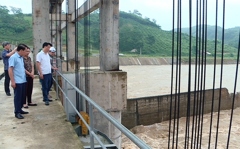 Ban chỉ huy Phòng chống thiên tai và Tìm kiếm cứu nạn tỉnh Tuyên Quang kiểm tra công tác xả lũ tại các thủy điện.