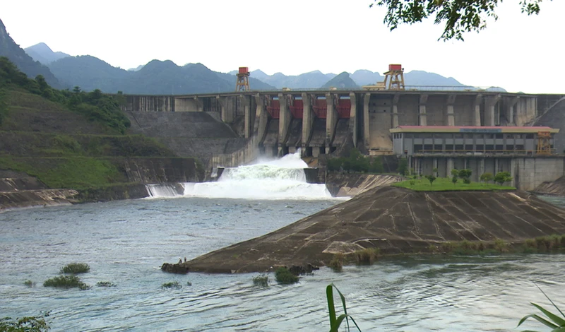 Thủy điện Tuyên Quang mở cửa xả đáy tổng lưu lượng xả khoảng 1.230m3/s.