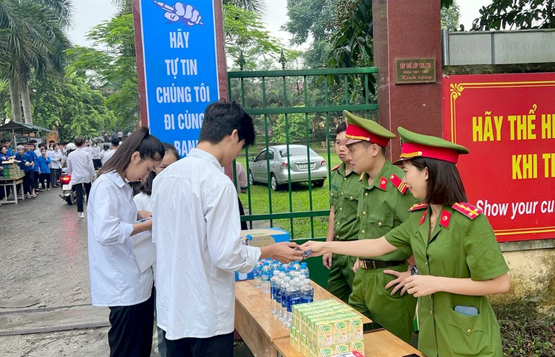 Lực lượng công an tiếp sức cho thí sinh tại điểm thi Trường THPT Xuân Huy, huyện Yên Sơn.