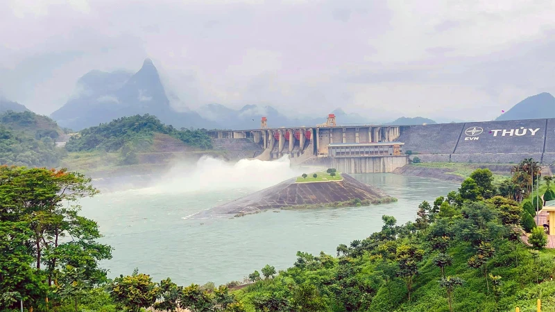 Hồ thủy điện Tuyên Quang mở cửa 1 xả đáy.