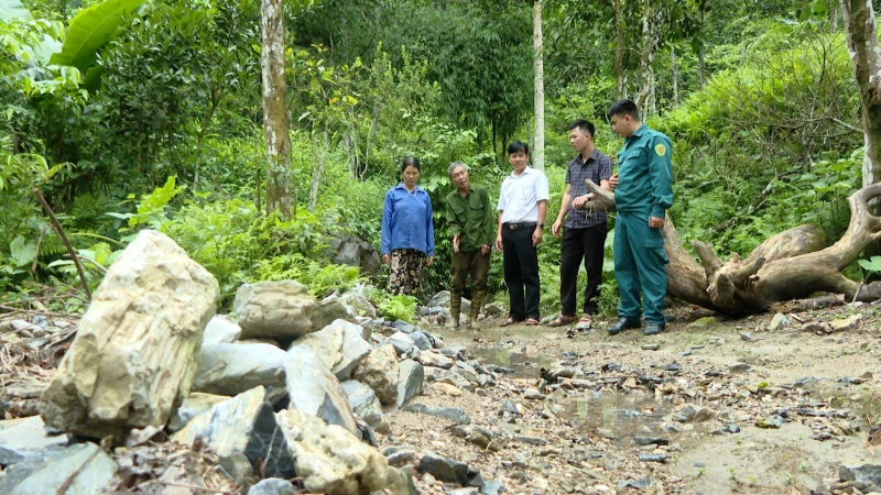 Cán bộ Ủy ban nhân dân thị trấn Lăng Can và người dân kiểm tra hiện trạng các rãnh lũ do mưa lớn gây ra.