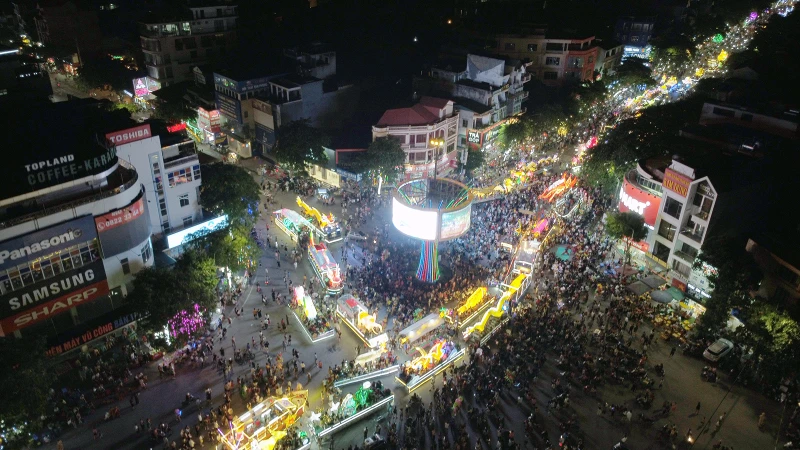 Lễ hội Thành Tuyên thu hút đông đảo khách du lịch trong và ngoài nước.