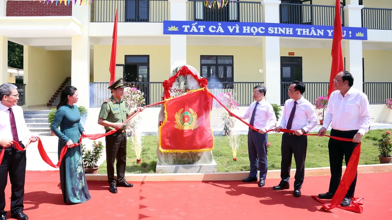 Thượng tướng Lương Tam Quang, Bộ trưởng Công an cùng các đại biểu thực hiện nghi lễ khánh thành công trình Trường trung học cơ sở Minh Thanh. 