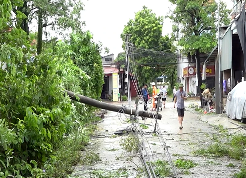 Mưa to kèm gió lớn làm đổ cột điện 0,4KV tại xã Sơn Nam, huyện Sơn Dương, tỉnh Tuyên Quang.