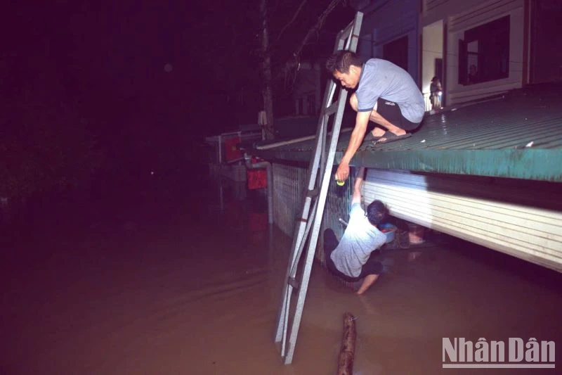 Người dân phải di chuyển bằng thang ra ngoài.