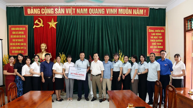 Lãnh đạo Tổng công ty Bảo hiểm Pjico và đại diện Văn phòng Báo Nhân Dân tại Tuyên Quang cùng đại diện Ủy ban MTTQ tỉnh Tuyên Quang trao hỗ trợ cho Trường THPT Ỷ La, thành phố Tuyên Quang.