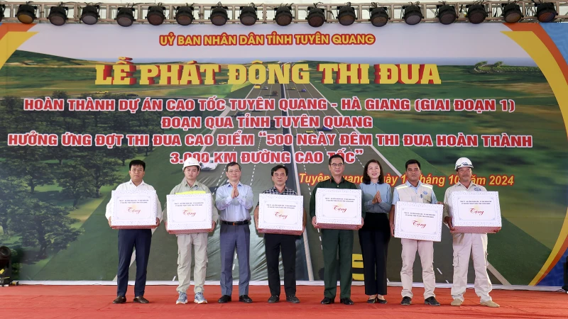 Lãnh đạo tỉnh Tuyên Quang tặng quà cho đại diện các đơn vị thi công.