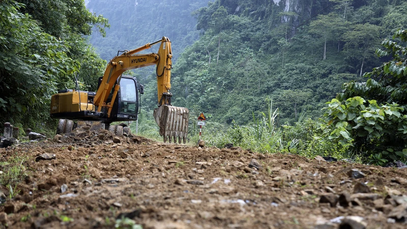 Ban Quản lý Dự án đầu tư xây dựng huyện Lâm Bình huy động máy xúc san gạt các điểm xói lở trên tuyến đường.