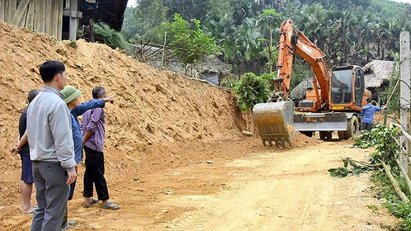 Nhờ phát huy vai trò của người có uy tín, đã vận động nhân dân nhanh chóng giải phóng mặt bằng Dự án nâng cấp tuyến đường từ thôn Cây Thông đi thôn Cây Quéo, thôn Thắng Bình, xã Hùng Đức, huyện Hàm Yên.