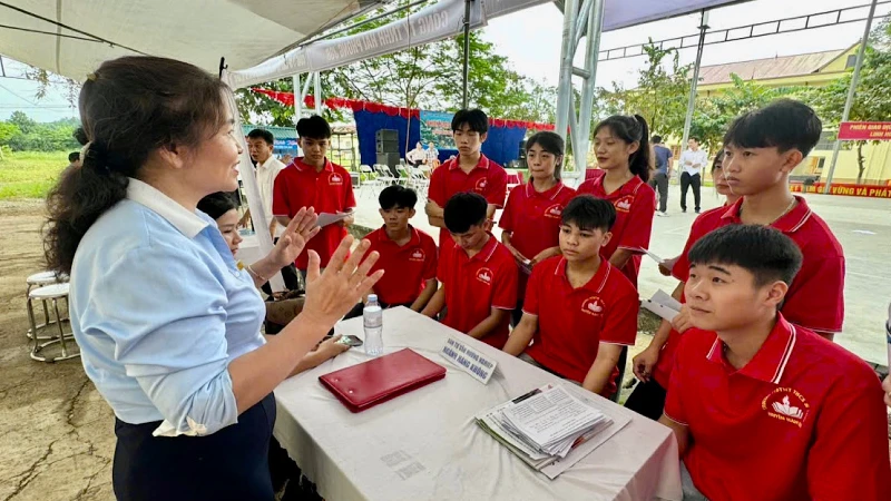 Tuyên truyền, hướng nghiệp cho học sinh trường Trung học phổ thông Hàm Yên (Tuyên Quang).