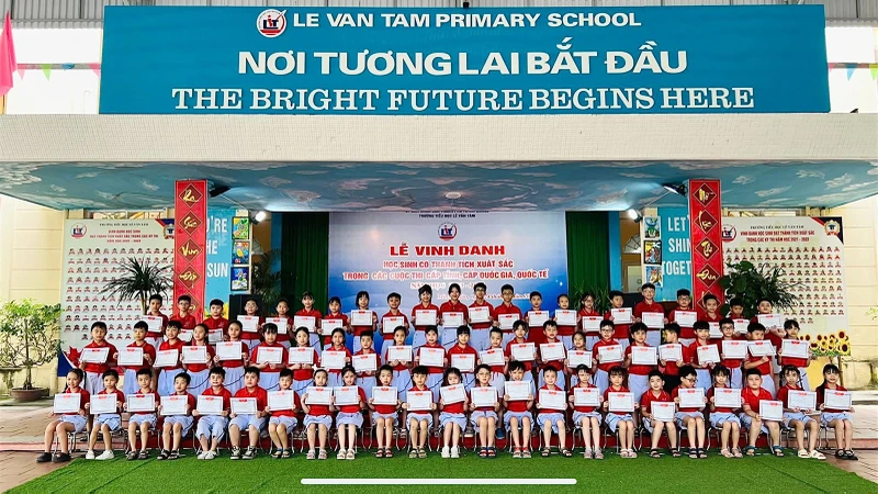 Trường tiểu học Lê Văn Tám vinh danh học sinh đạt giải cao tại các kỳ thi năm học 2023-2024.