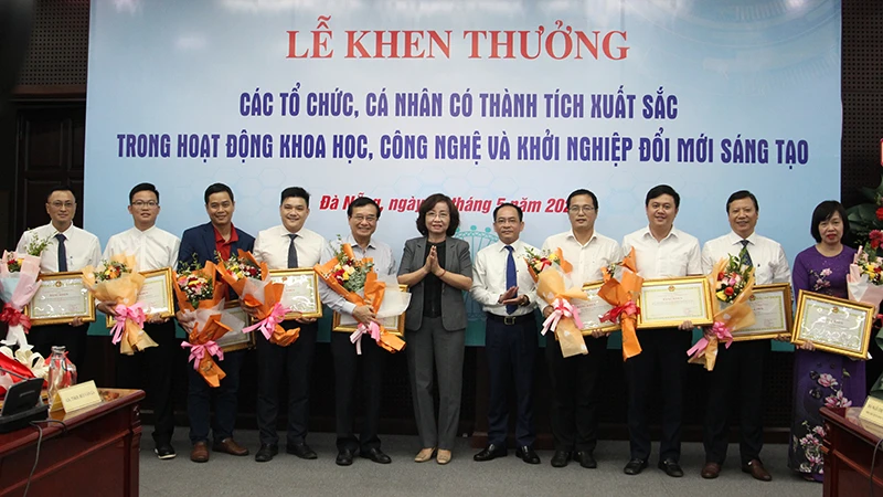 Khen thưởng tập thể có thành tích trong hoạt động khởi nghiệp đổi mới sáng tạo.