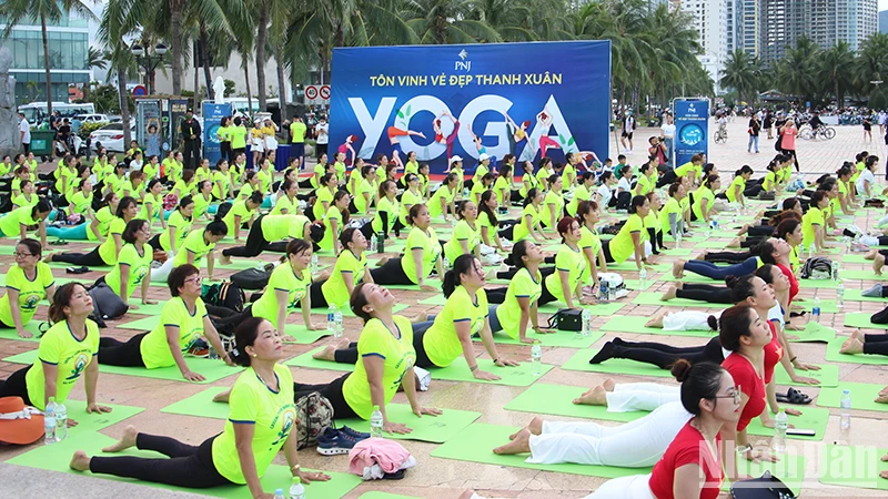 1.500 người đồng diễn Yoga 