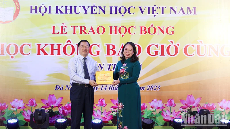 Phó Chủ tịch nước Võ Thị Ánh Xuân tặng quà cho Hội Khuyến học Việt Nam.