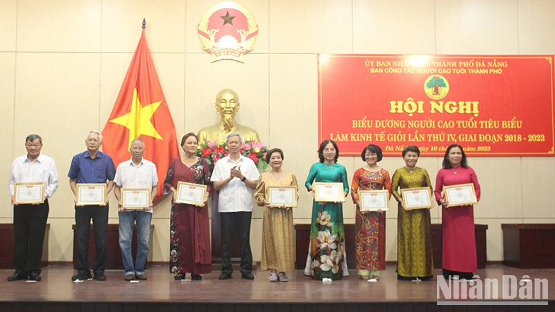 Những cá nhân đạt "Người cao tuổi làm kinh tế giỏi" được Trung ương Hội trao tặng danh hiệu 