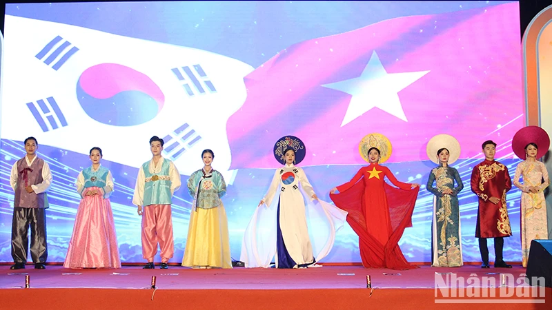 Trình diễn trang phục truyền thống Việt Nam-Hàn Quốc.