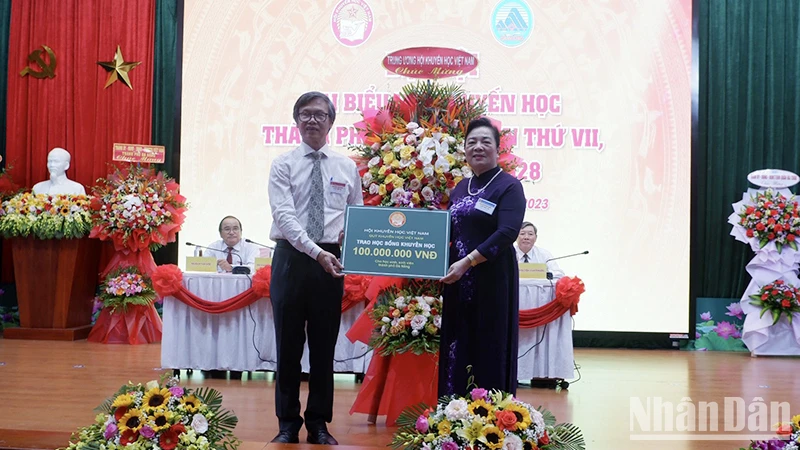 Phó Chủ tịch Hội Khuyến học Việt Nam Phạm Thị Hòe trao tặng học bổng.