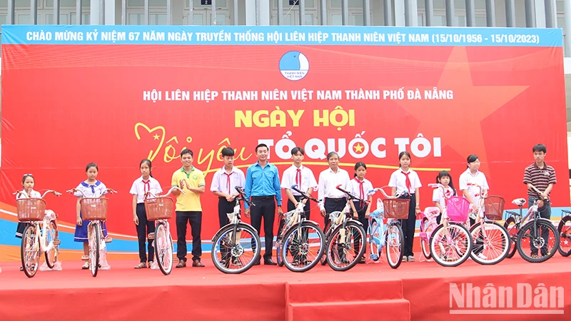 Trao tặng xe đạp cho các em học sinh.
