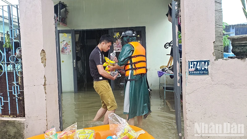 Hỗ trợ thực phẩm cho người dân.