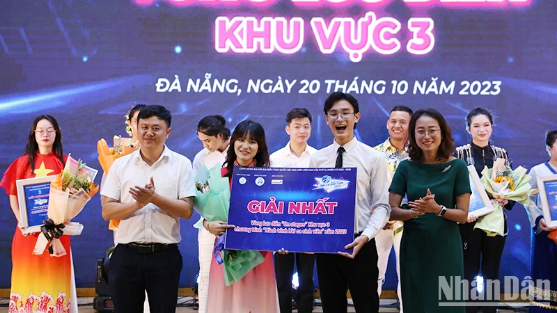 Trao giải Nhất cho Câu lạc bộ Nghệ thuật Sóng 20.