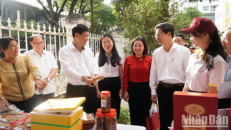 Đại biểu tham quan các sản phẩm do các đơn vị, doanh nghiệp Đà Nẵng sản xuất.