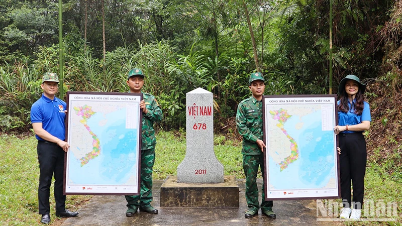 Tặng bản đồ Việt Nam tại cột mốc 678 tại xã A Nông.