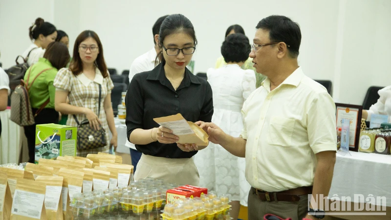 Trưng bày, giới thiệu, kết nối tiêu thụ sản phẩm tiêu biểu của hai địa phương.