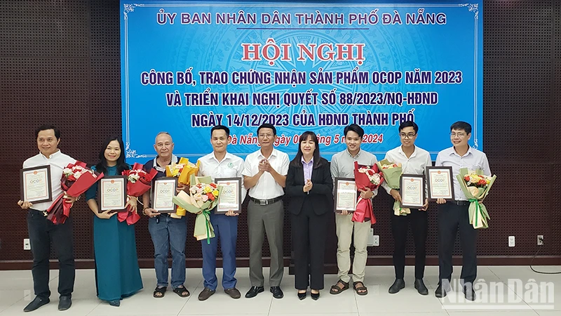 Trao chứng nhận OCOP cho các chủ thể.