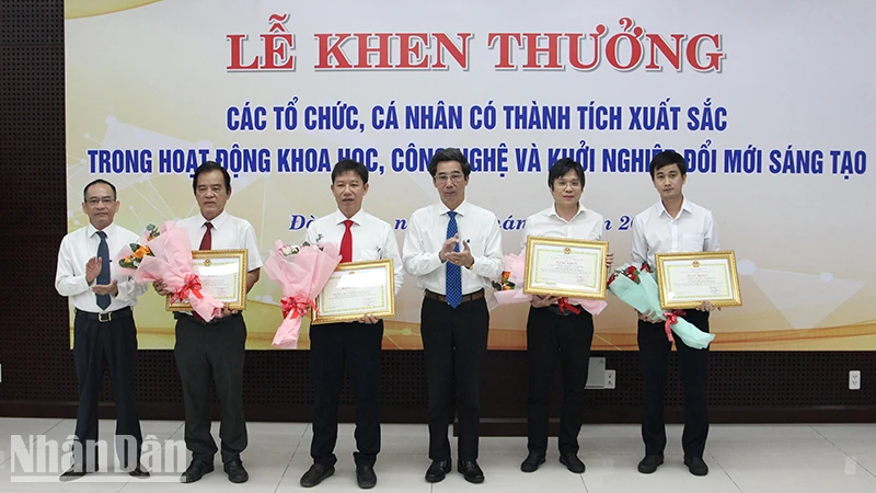 Khen thưởng các tập thể và cá nhân có sáng chế, giải pháp hữu ích.