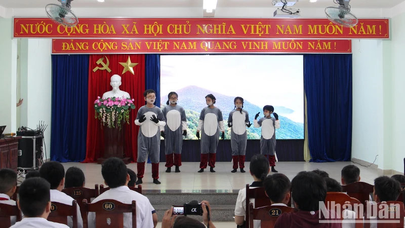 Các em tại Trung tâm Hoa Mai biểu diễn tiết mục Gia đình Voọc.