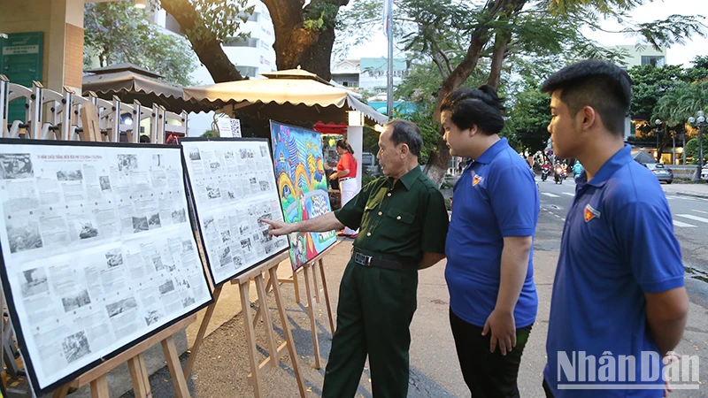Cựu chiến binh Trần Minh Tân giới thiệu các mốc lịch sử của Chiến dịch Điện Biên Phủ.
