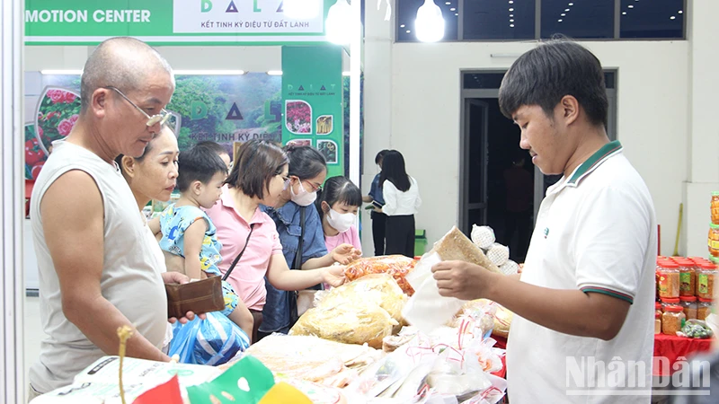 Người dân mua sắm hàng Việt tại Hội chợ.