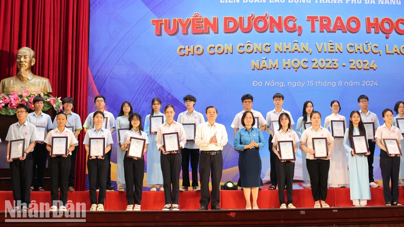 Tuyên dương, trao học bổng cho các em học sinh