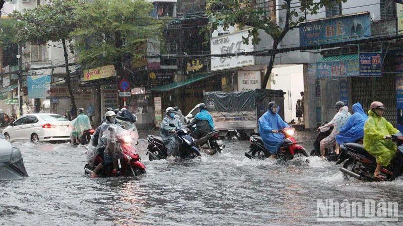 Đường Đống Đa ngập vào sáng sớm gây khó khăn cho xe cộ di chuyển.