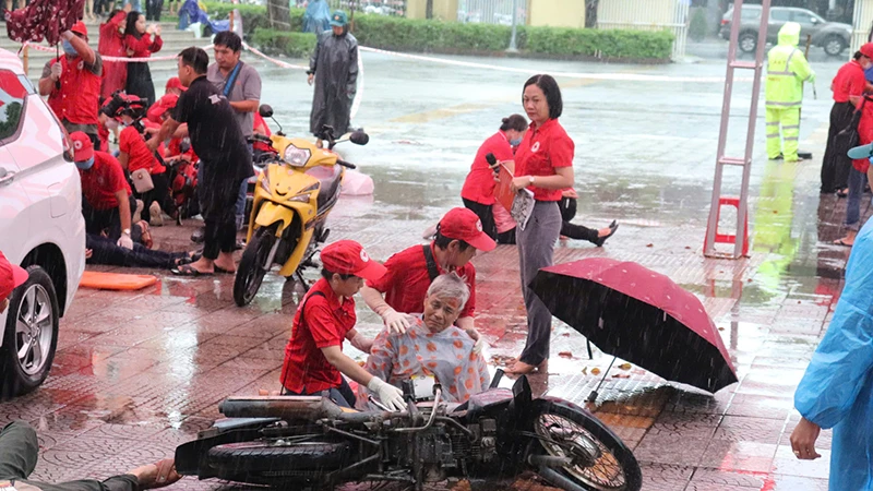 Tình nguyện viên Chữ thập đỏ tham gia diễn tập.