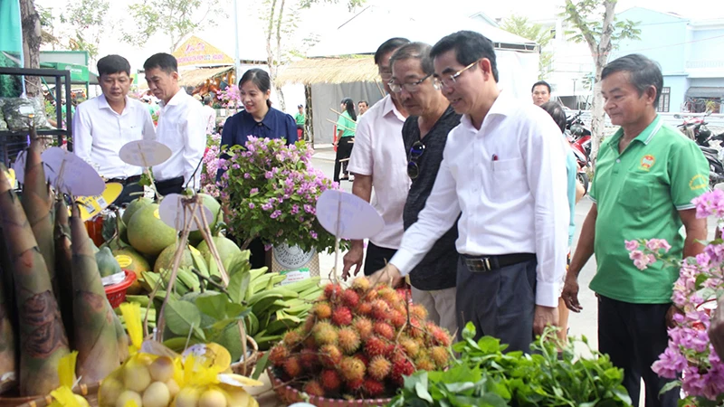 Đại biểu tham quan sản phẩm của nông dân Hòa Vang.