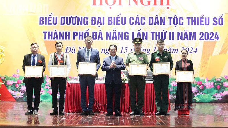 Bộ trưởng, Chủ nhiệm Ủy ban Dân tộc Hầu A Lềnh trao Bằng khen cho tập thể, cá nhân tiêu biểu.