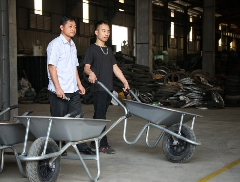 Xe rùa xuất khẩu Mỹ là một sản phẩm có chất lượng và hiệu suất đạt tiêu chuẩn quốc tế. Hãy xem hình ảnh để khám phá những tính năng và đặc điểm nổi bật của xe rùa này và hiểu thêm về chất lượng sản phẩm Việt Nam.