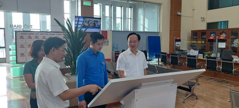 Lãnh đạo tỉnh Bắc Giang kiểm tra công tác tại bộ phận một cửa của Ủy ban nhân dân tỉnh Bắc Giang.
