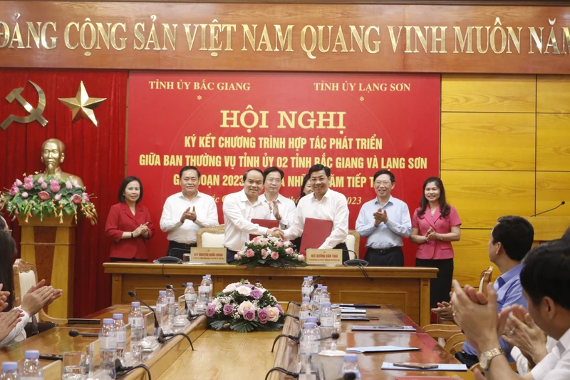 Lãnh đạo Tỉnh ủy Bắc Giang và Lạng Sơn ký kết hợp tác.
