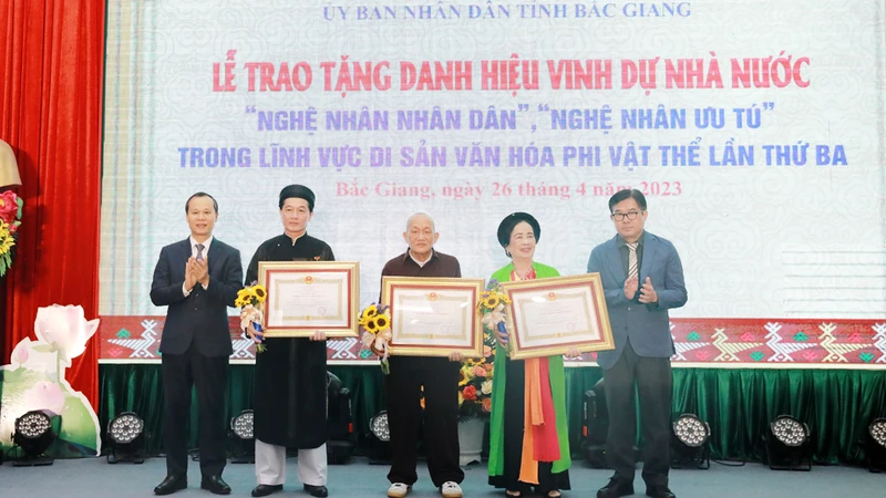 Đại diện Ban tổ chức trao Bằng công nhận danh hiệu Nghệ nhân nhân dân cho các nghệ sĩ tại buổi lễ.