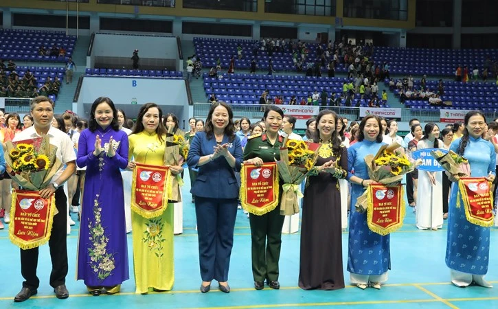 Phó Chủ tịch nước Võ Thị Ánh Xuân (thứ 4 từ phải sang) tặng cờ cho đại diện các đội tham gia Hội thi dân vũ và thể dục thể thao phụ nữ toàn quốc năm 2023.