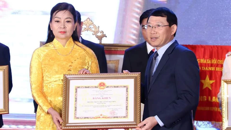 Nhà giáo Nguyễn Thị Thanh Thiết nhận Bằng khen cá nhân tiêu biểu của tỉnh Bắc Giang trong học tập và làm theo tư tưởng đạo đức Hồ Chí Minh.