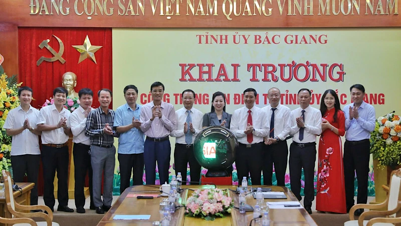 Lãnh đạo Tỉnh ủy Bắc Giang bấm nút khai trương Cổng thông tin điện tử Tỉnh ủy Bắc Giang.