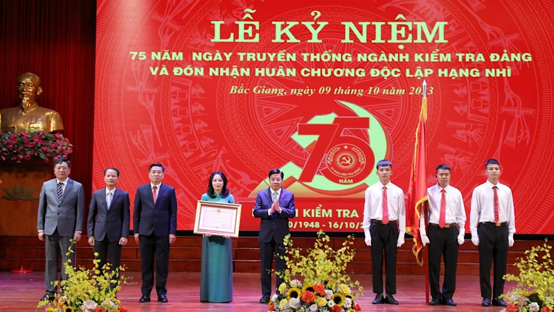 Ủy ban kiểm tra Tỉnh uỷ Bắc Giang đón nhận Huân chương Độc lập hạng Nhì.
