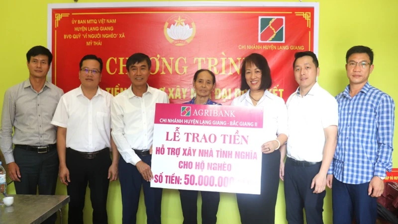 Đại diện lãnh đạo Ủy ban nhân dân huyện Lạng Giang và Agribank chi nhánh Bắc Giang II trao kinh phí hỗ trợ cho gia đình bà Nguyễn Thị Toàn.
