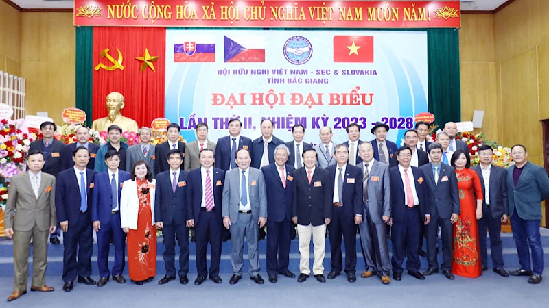 Ban chấp hành Hội hữu nghị Việt Nam-Séc và Slovakia tỉnh Bắc Giang tổ chức Đại hội đại biểu lần thứ 2, nhiệm kỳ 2023-2028 ra mắt tại đại hội.
